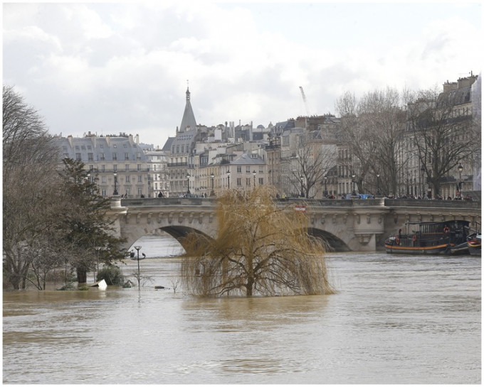 巴黎塞納河持續水位暴漲威脅沿河的民居。AP