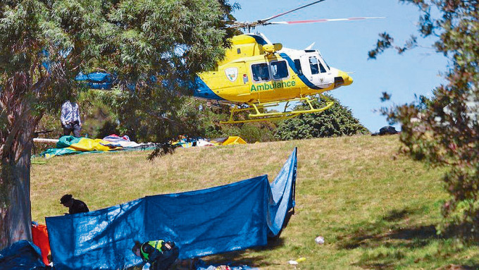 ■澳洲塔斯曼尼亞有小學生從充氣堡壘墮斃後，救援人員和救護直升機迅速趕到現場。