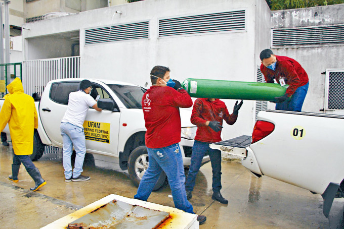 ■亞馬遜州瑪瑙斯市一所醫院的職員抬走空的氧氣樽。