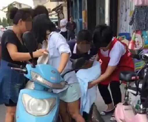 杭州一名孕妇，当街站著生下一名婴儿。 网上图片