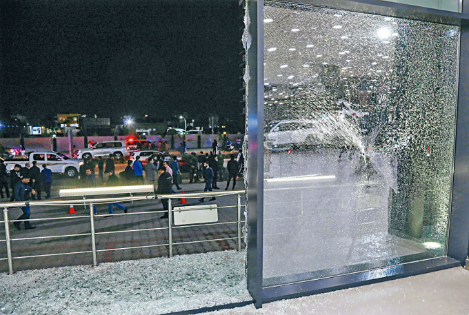 埃爾比勒一家商店的玻璃遭火箭擊碎。