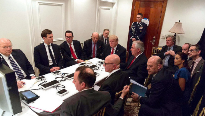白宮官員沒有透露特朗普出席「戰情室」會議那幅照片是誰拍的。