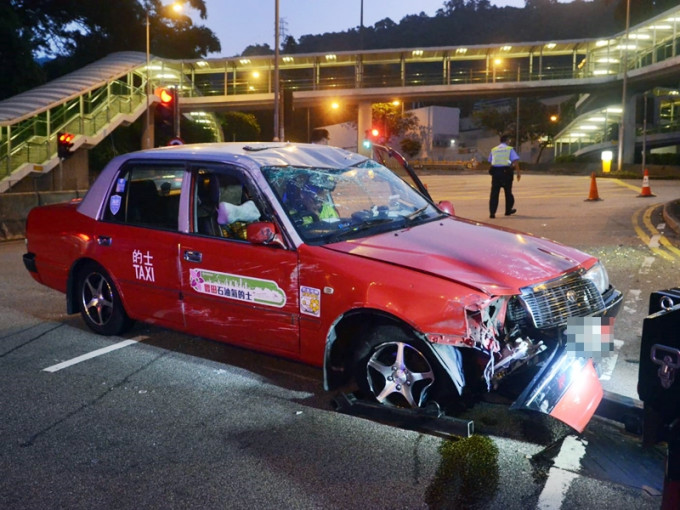 涉事的士車頭嚴重損毀。