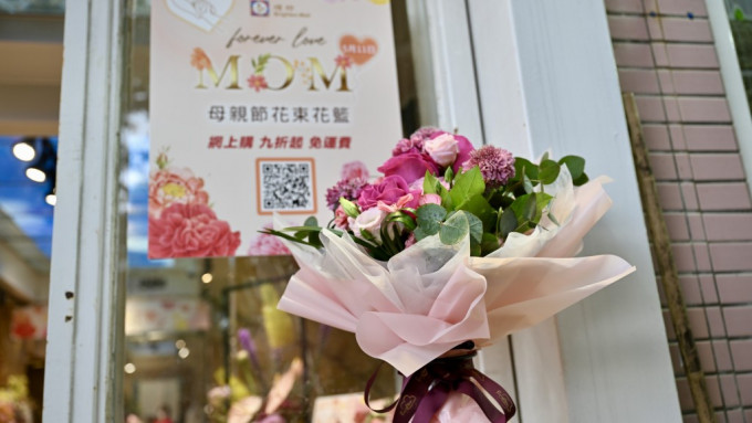 母親節將至，花店推早鳥優惠吸客。 劉駿軒攝