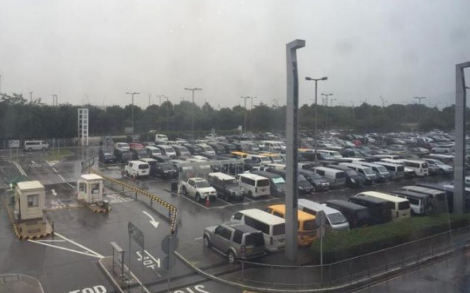 机场长期停车位泊满。