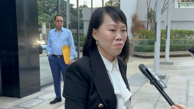 獲裁定3項無牌行醫罪脫的趙淑儀，庭外拒回應記者提問。王仁昌攝