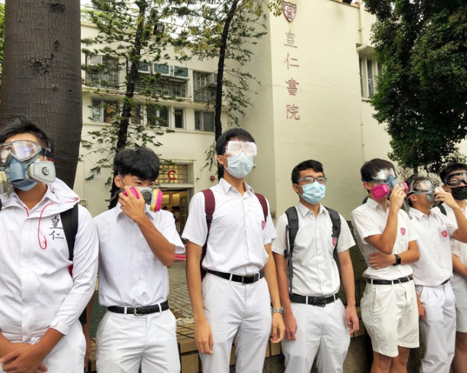 有穿校服的學生戴上眼罩及「豬嘴」。