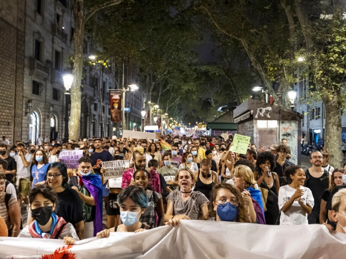 西班牙大批民众上街抗议示威，谴责针对同性恋及跨性别者的暴力行为及仇恨罪案。AP图片