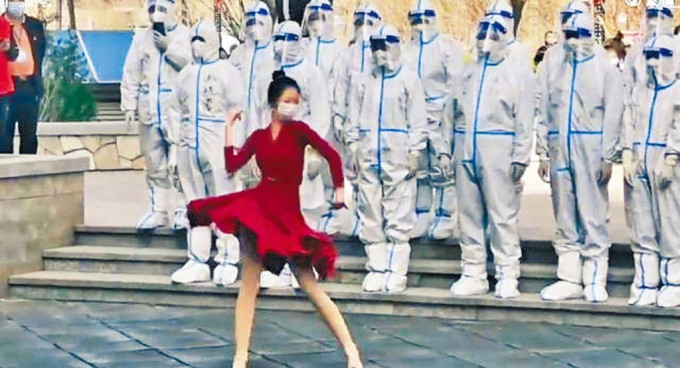 一個紅衣女孩為「大白」跳舞。