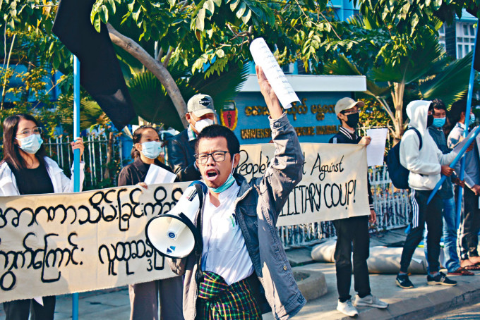 ■示威者周四在曼德勒醫學大學外，抗議軍方政變。