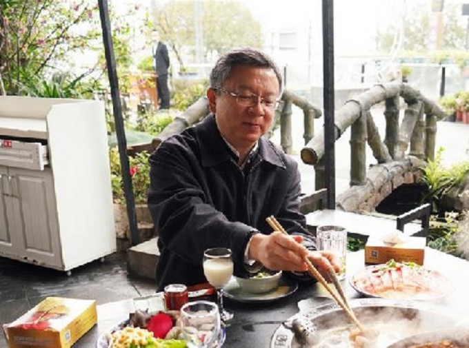 重庆副市长李波在餐馆堂食火锅。网图