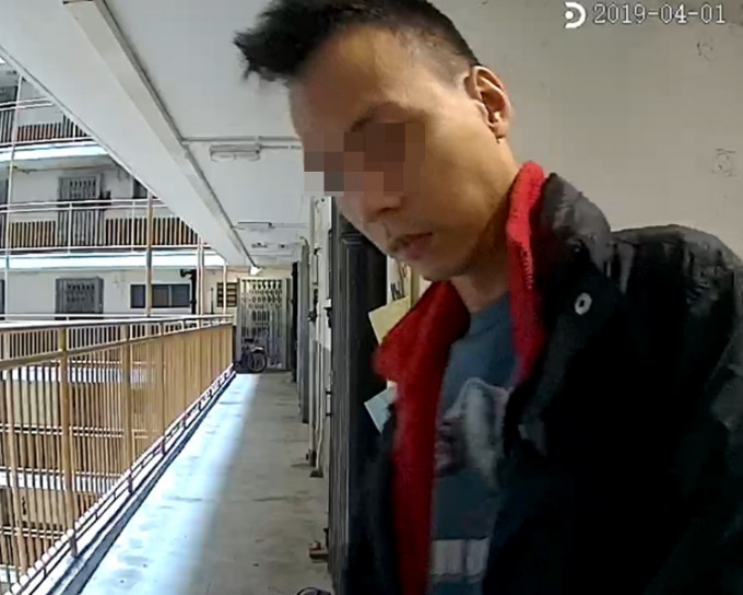 男子于门外徘徊，疑似爆格。网民Emily Pui Yee影片截图