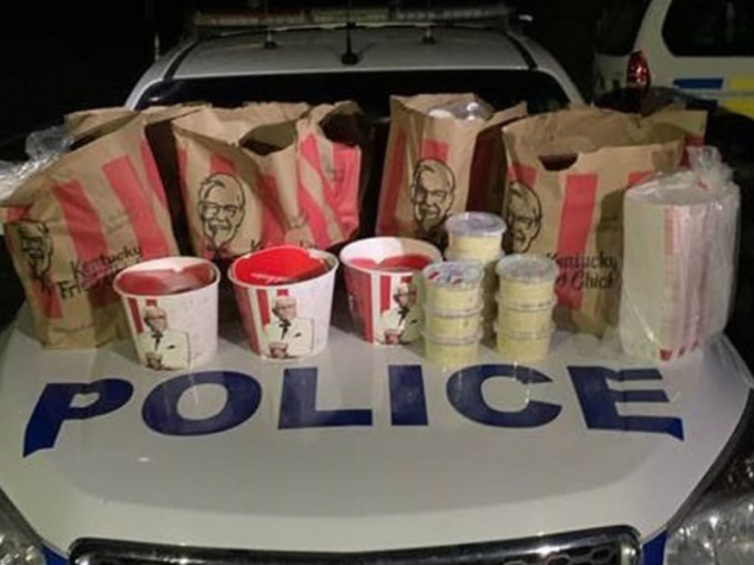 當地警方展示撿獲的快餐食品。紐西蘭警方圖片