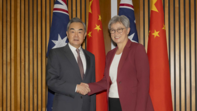 王毅與澳洲外交部長黃英賢(右)會談。
