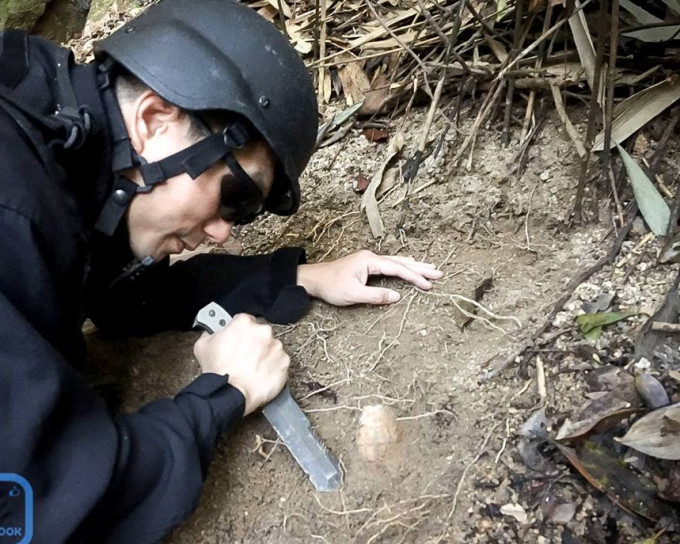 警方爆炸品调查课正处理手榴弹。警方图片
