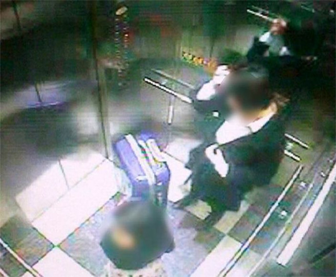闭路电视画面显示，少女和女童一同搭乘电梯。网图