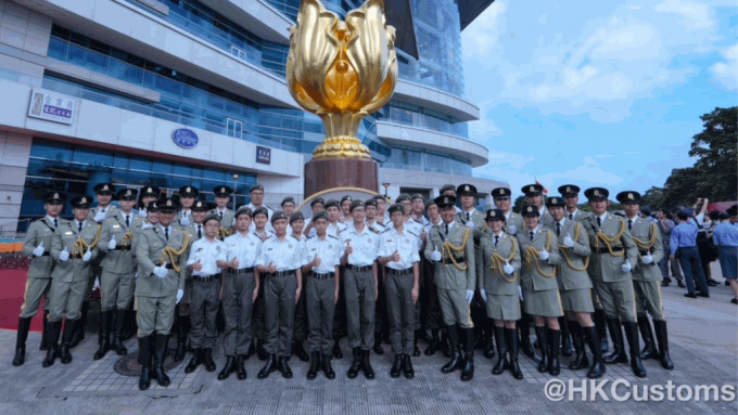  海关仪仗队及青年领袖团参与升旗仪式。