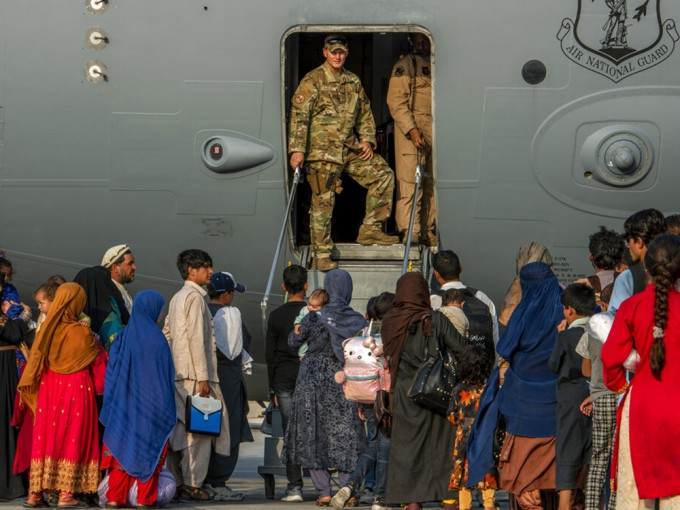 美国国防部认临时收容从阿富汗撤离者的卡塔尔乌代德基地，卫生环境差。AP资料图片
