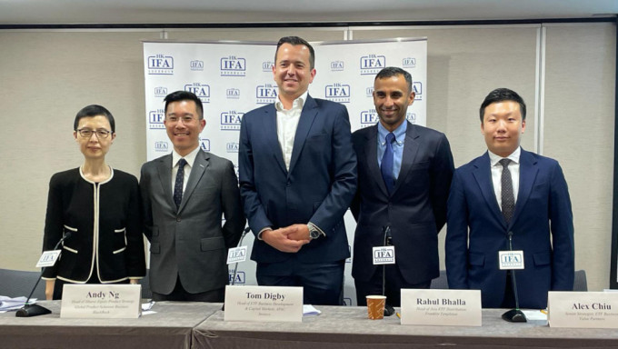 香港投资基金公会行政总裁黄王慈明（左一）、贝莱德董事吴宇熙（左二）及惠理集团（806）ETF业务高级策略师赵善德（左五）。
