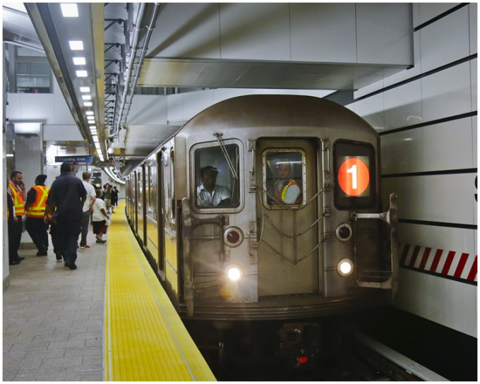 纽约市地铁改用中性字眼称呼乘客，亦会对故障通报作出改善。AP