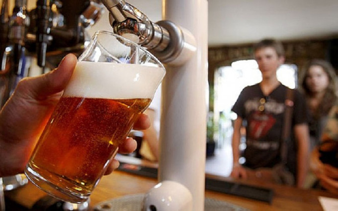 蘇格蘭成全球首限酒精最低售價 。AP