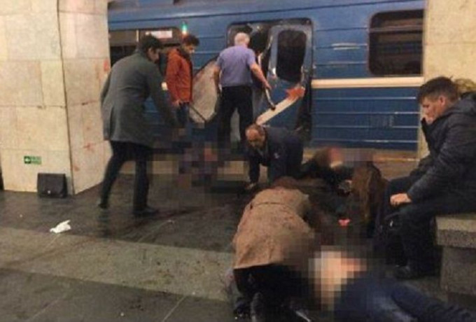 俄罗斯圣彼得堡一列地铁行驶期间发生爆炸。网图