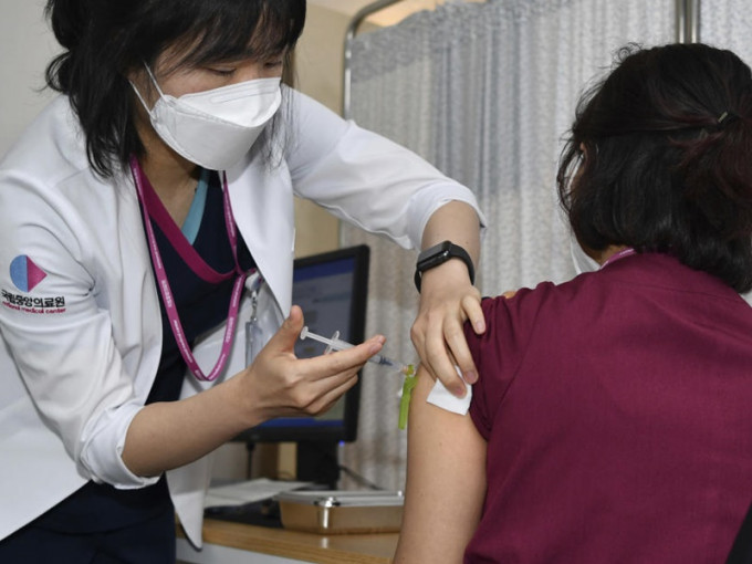 南韩至今只有大约11%已经完成接种疫苗。AP