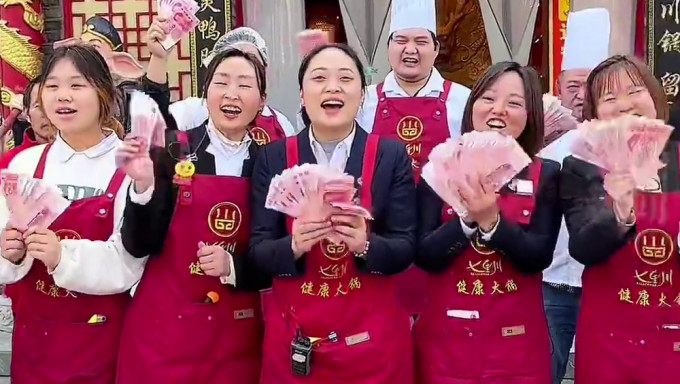 内地有火锅店将春节两天的营收近37万元全部分给员工。