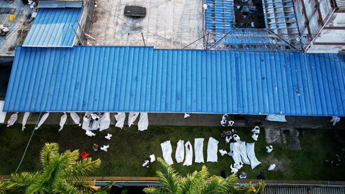 哥倫比亞西南部圖爾瓦市一所監獄發生暴動，至少51名囚犯喪生，現場鋪滿屍袋。AP圖