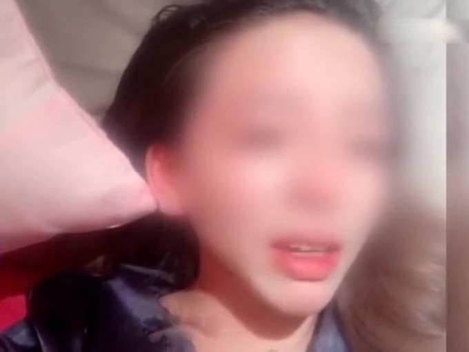 黑龙江齐齐哈尔市一名美女主播，吃了头孢后，在直播前喝了酒，导致突发心肌炎，无法动弹。（网图）