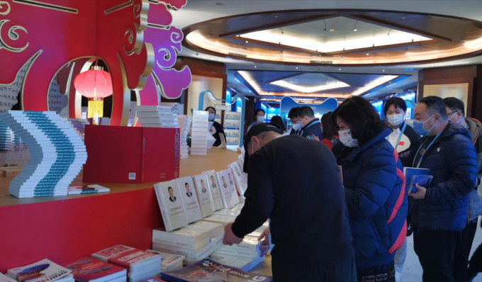  北京冬奥新闻中心，记者翻阅国家主席习近平的著作。杨浚源摄