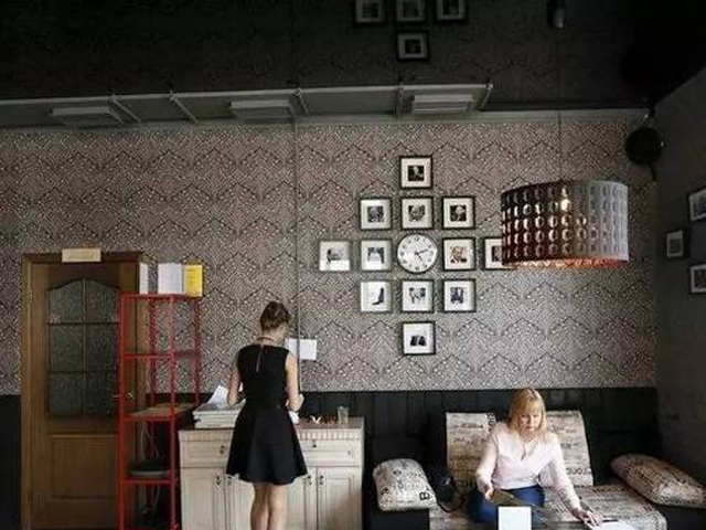 整家餐厅挂满普京不同年代的照片。 网上图片