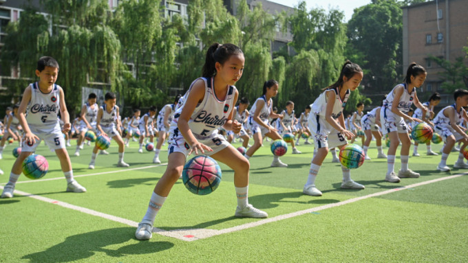 内地肥胖的中小学生不断增加，官方鼓励学校每日上体育堂。新华社