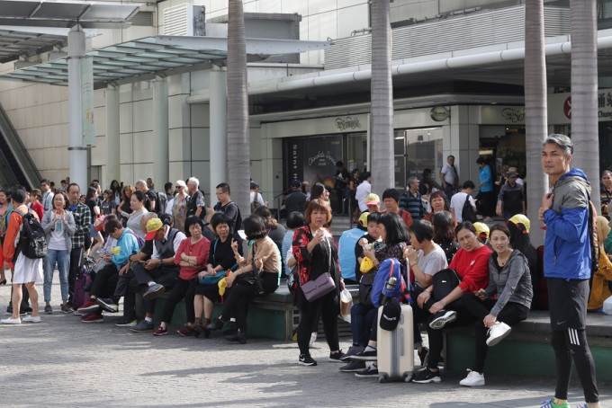 東涌港鐵站對開的空地繼續成為旅行團聚集的地方。資料圖片
