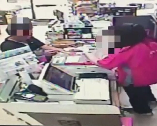 女店员抢去匪徒手枪。网上图片