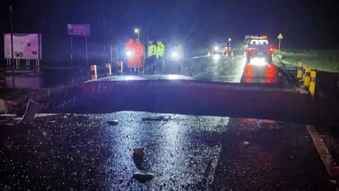 青海暴雨引發洪水，馬路暗渠被沖毀致路陷。