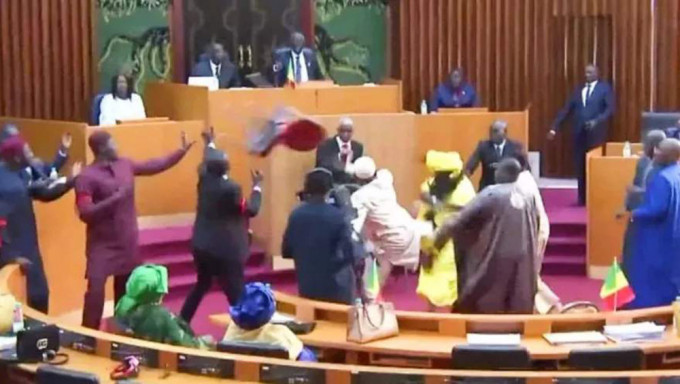 塞內加爾議會日前因為審議預算案發生激烈衝突，演變成肢體衝突。