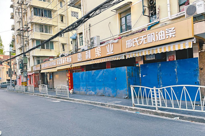 上海街头的店铺仍未开业。