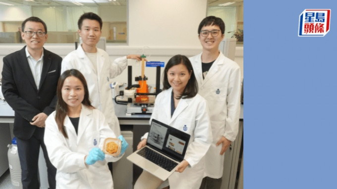 科大综合系统与设计学系助理教授李桂君(后排左一)、二年级博士生李港慧(前排右)及其团队利用3D打印机(中间)制造月饼。 科大提供