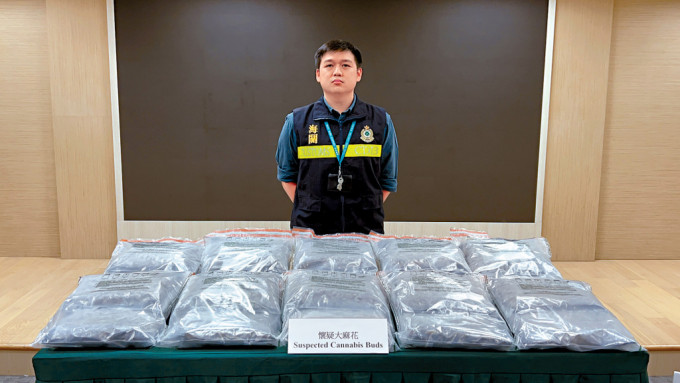 海关毒品调查科机场调查课调查主任梁学彬，讲述拘捕「毒女」经过。