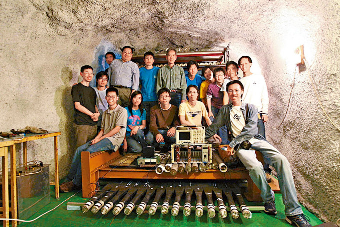 团队在香港仔隧道内的地下实验室，建造宇宙綫及中子探测器。