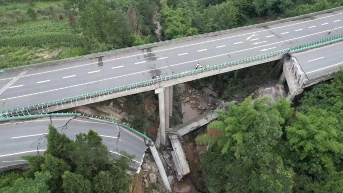 四川恩广高速达万段高架桥桥面断裂坍塌。
