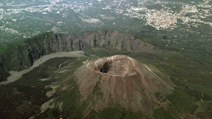 一名美国游客在意大利维苏威火山自拍时失足堕进人山口幸而获救。iStock资料图片