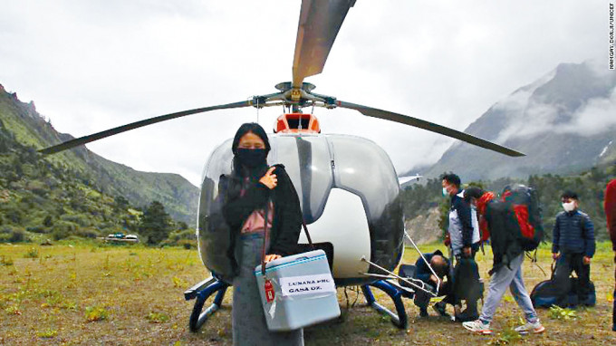 醫護人員帶着新冠疫苗到不丹最偏遠的魯納納Lhedi村，為民眾打第二針。