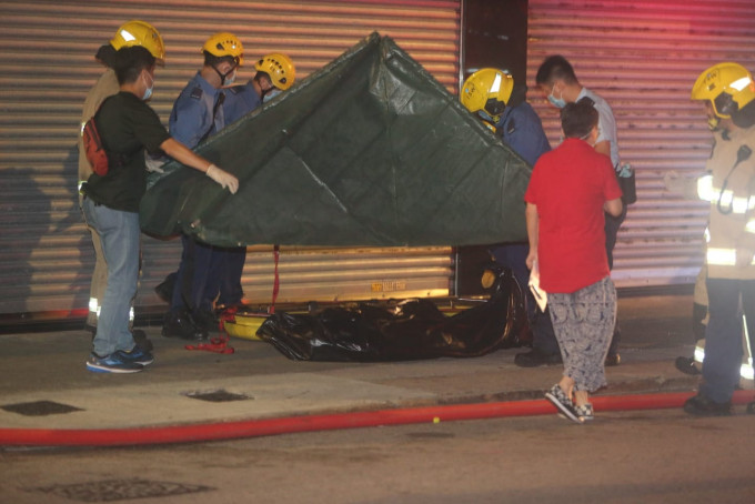 消防將火撲滅後，架起升降台將死者屍體運回地面。