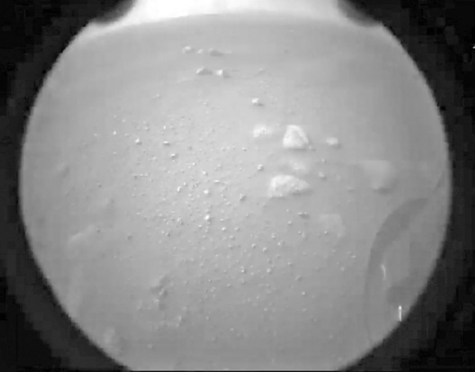 ■「毅力号」登陆火星后传回的影像，可见凹凸不平的火星表面。