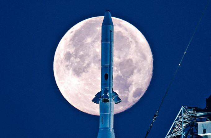 美国太空总署新一代重型登月火箭SLS，竖立在佛州甘乃迪太空中心。
