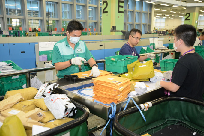 香港郵政每周可派100萬個「銅芯口罩」。資料圖片