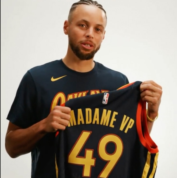 NBA勇士主將贈賀錦麗「49號」球衣。（網圖）