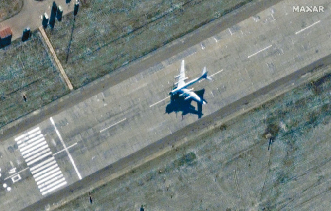 衞星圖片顯示，俄軍一架轟炸機本月三日在恩格斯空軍基地準備起飛。　